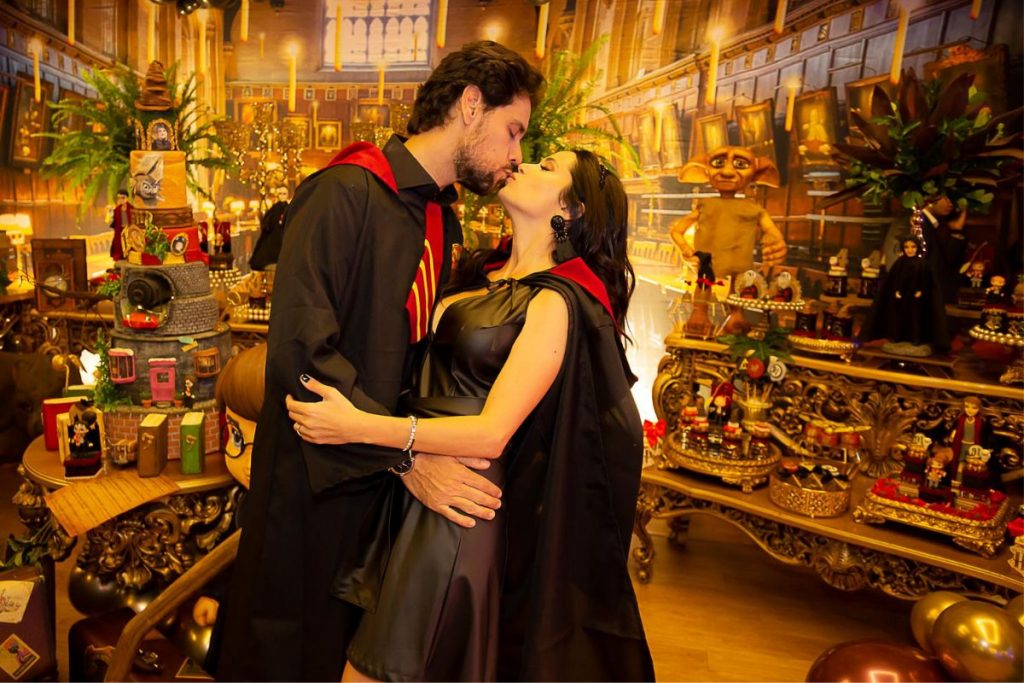 Thiago Arancam e Aline Frare se beijando