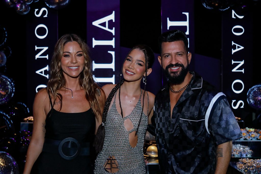 Tília fez questão de posar com os pais Dennis DJ e Kamilla Fialho