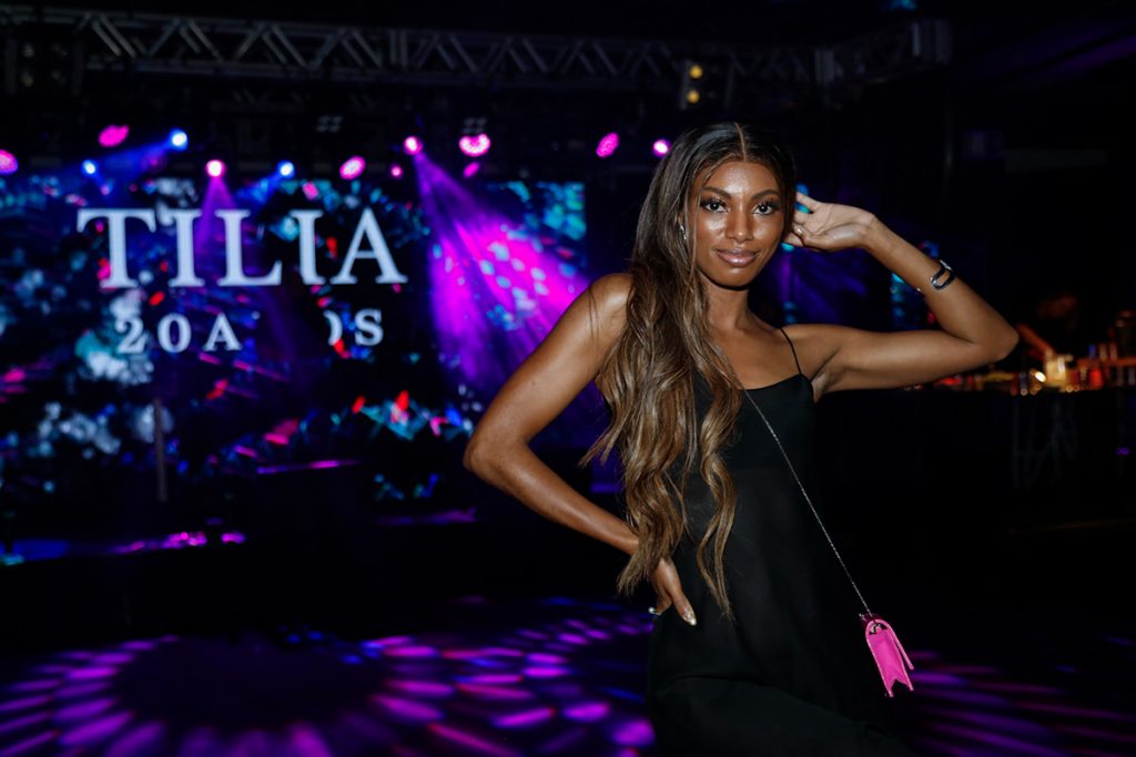 Com um look all black, a ex-BBB arrasou na ocasião