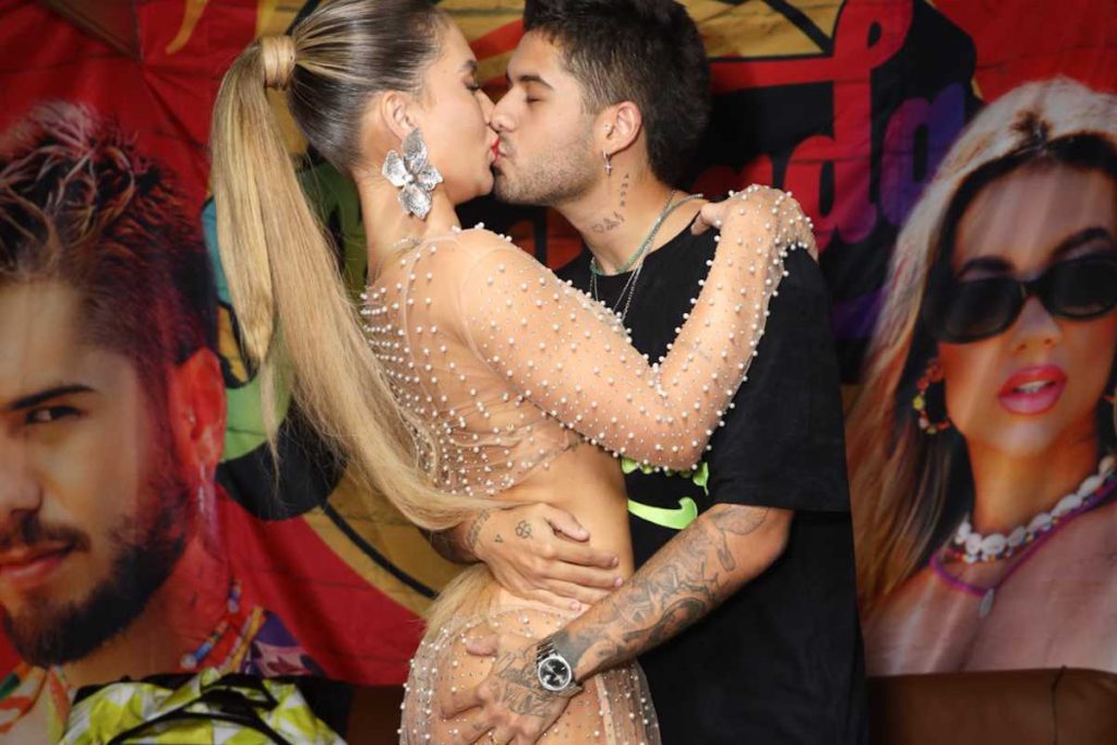 Virginia Fonseca e Zé Felipe se beijando em festa Malvada Sunset