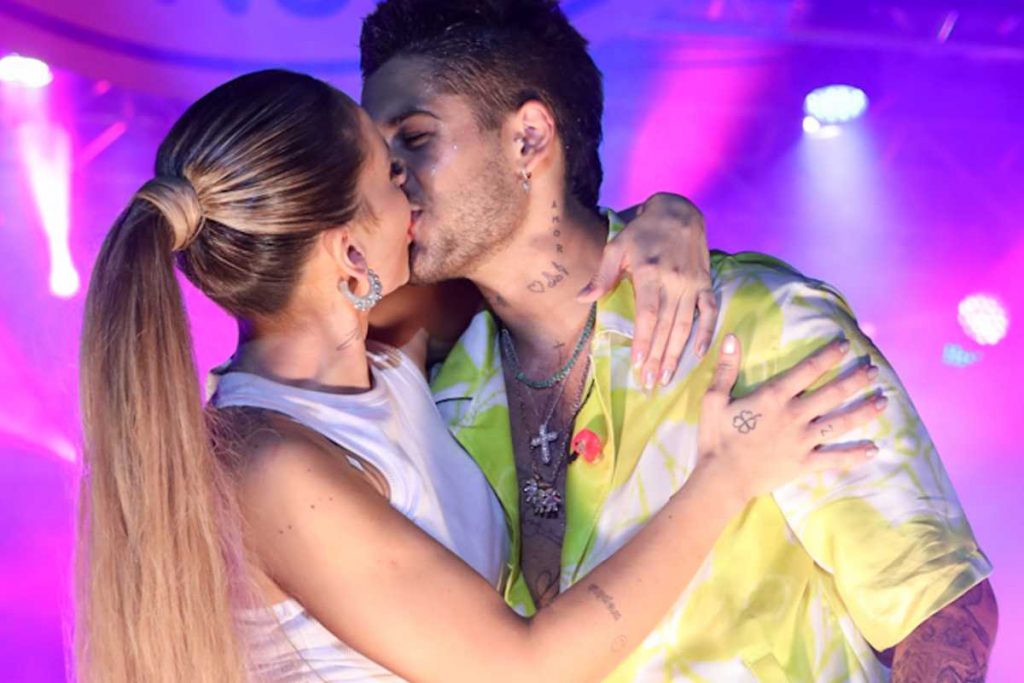 Virginia Fonseca e Zé Felipe se beijando em festa Malvada Sunset