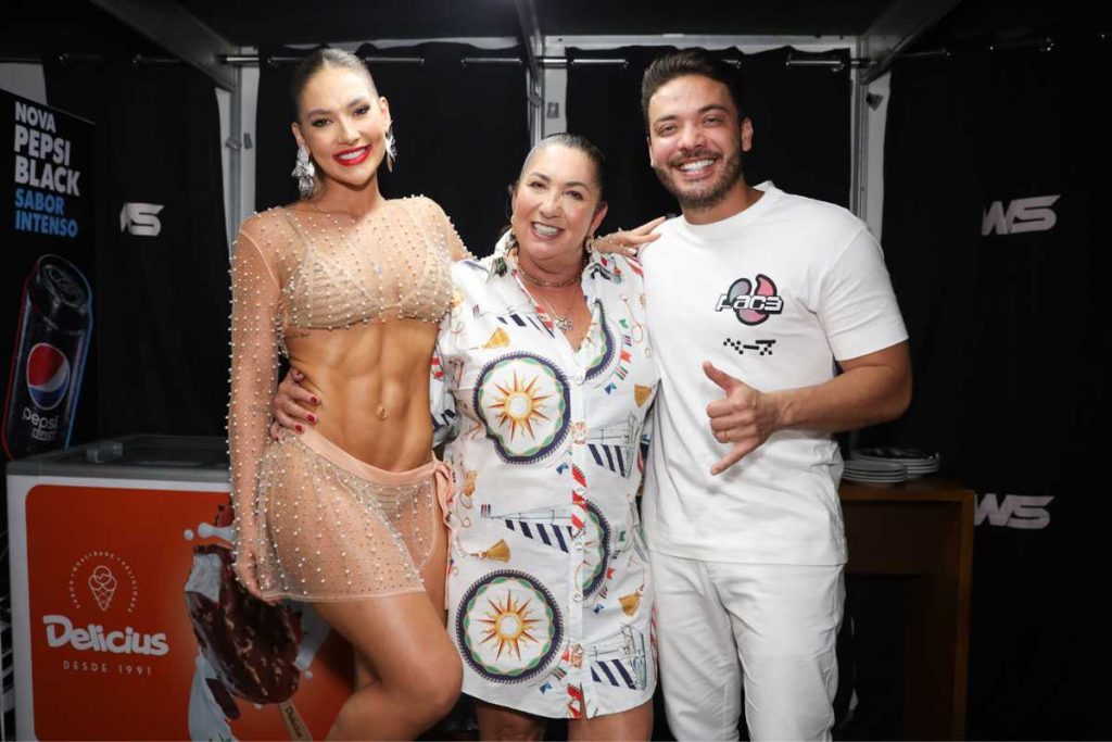 Virginia Fonseca posando com mãe e Wesley Safadão em festa Malvada Sunset