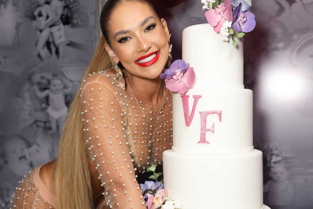 Virginia Fonseca posando com bolo em festa Malvada Sunset