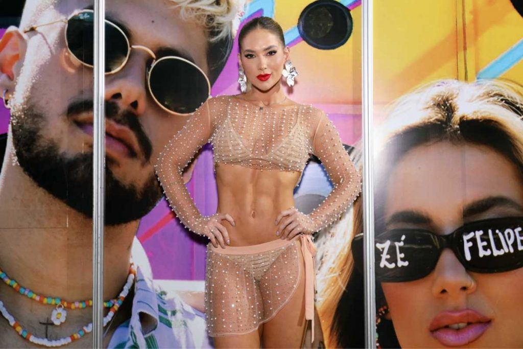 Virginia Fonseca posando em festa Malvada Sunset