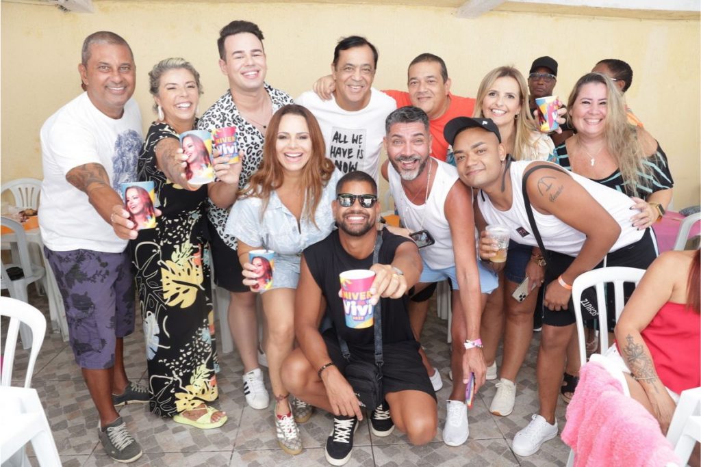 Vivi posa com parte do fã clube