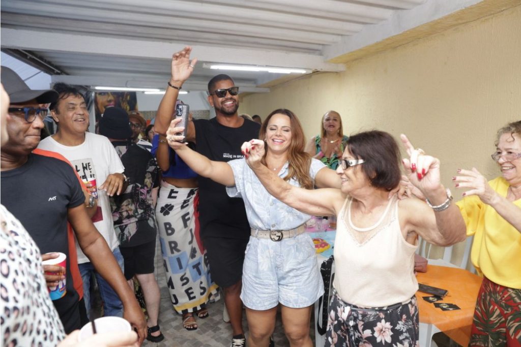 Viviane Araujo dança junto com a mãe, dona Neusa