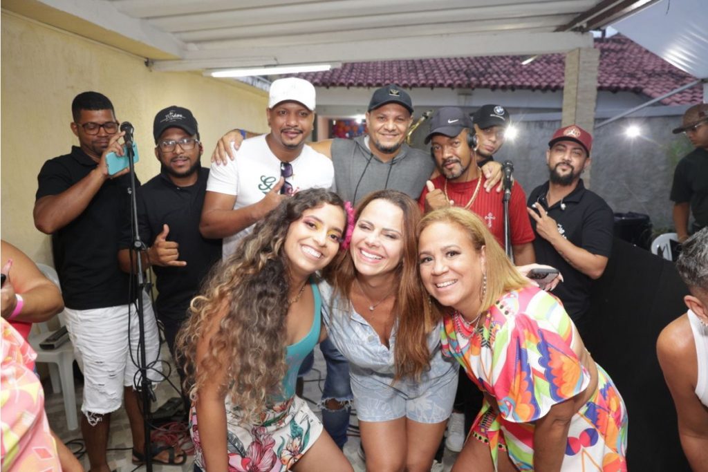 Viviane Araujo com fãs