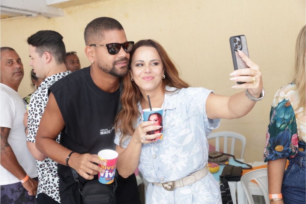 Viviane Araujo faz selfie com o marido, Guilherme Militão
