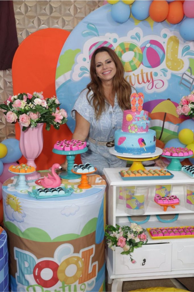 Viviane Araujo na mesa de doces do seu aniversário