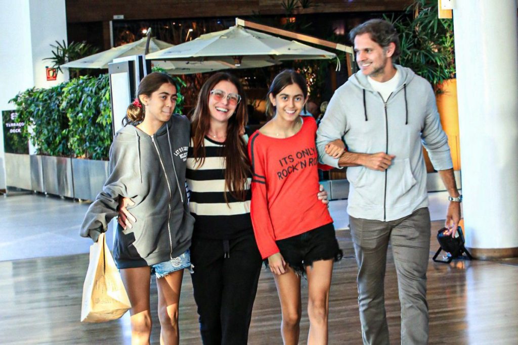 Giovanna Antonelli passeia com o marido e as filhas Antônia e Sofia