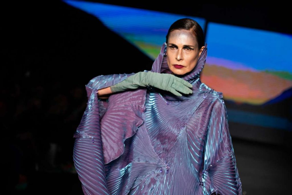 Silvia Pfeifer na passarela de Lino Villaventura.