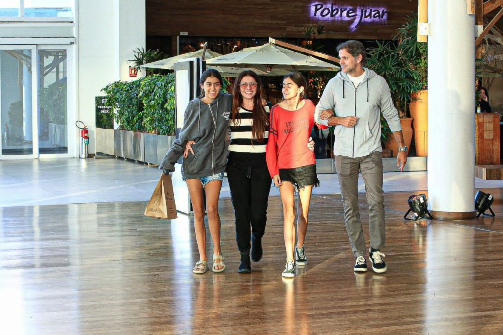 Giovanna Antonelli passeia com o marido e as filhas Antônia e Sofia