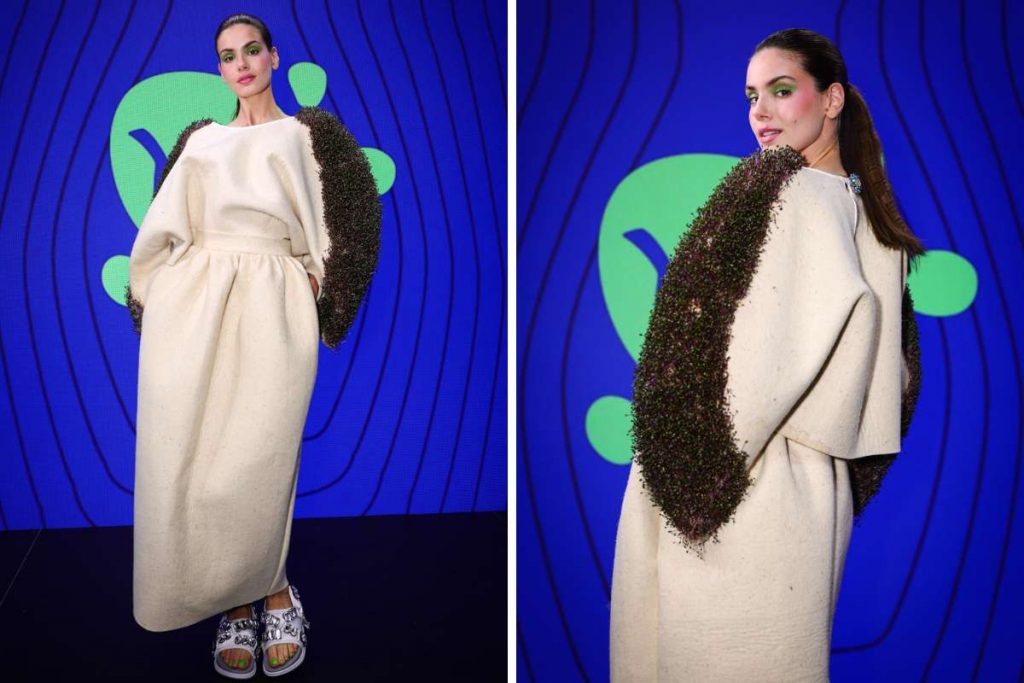 Camila Queiroz desfila na SPFW