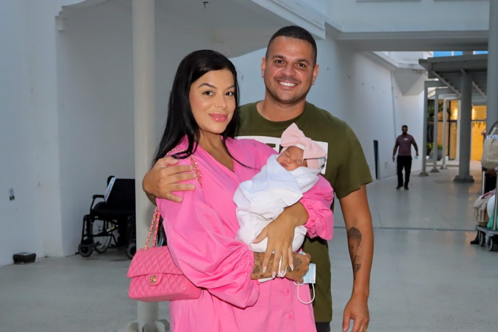 Evelyn Regly deixando a maternidade