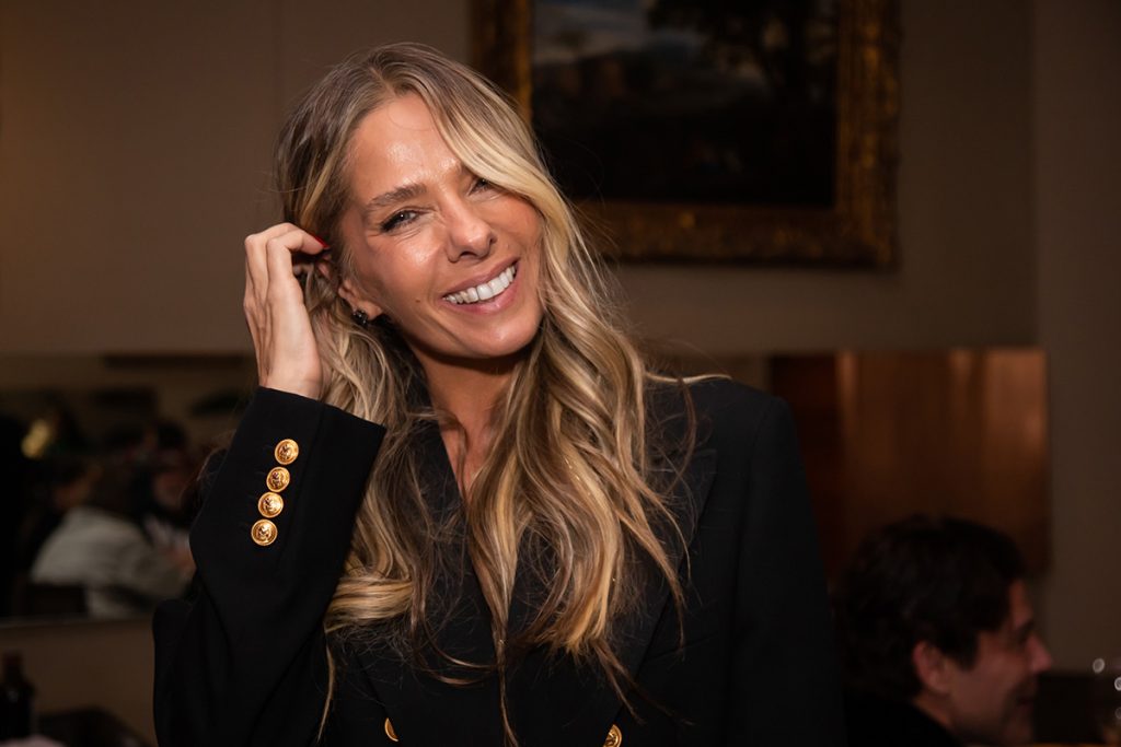 Adriane Galisteu marcou presença em restaurante e fez questão de posar para fotos