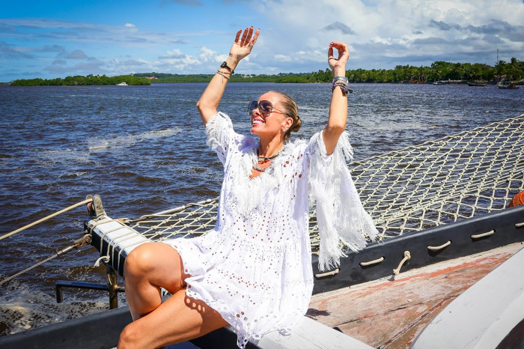 Adriane Galisteu curtiu dias de descanso na Bahia