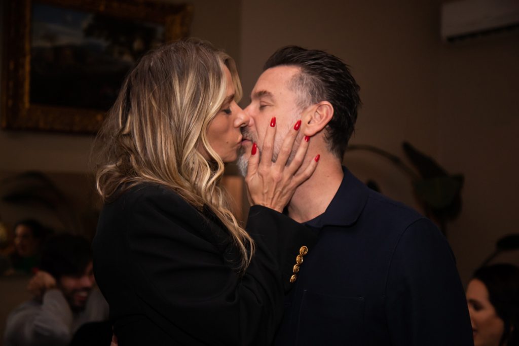 Adriane e Alexandre trocaram muitos beijos na ocasião