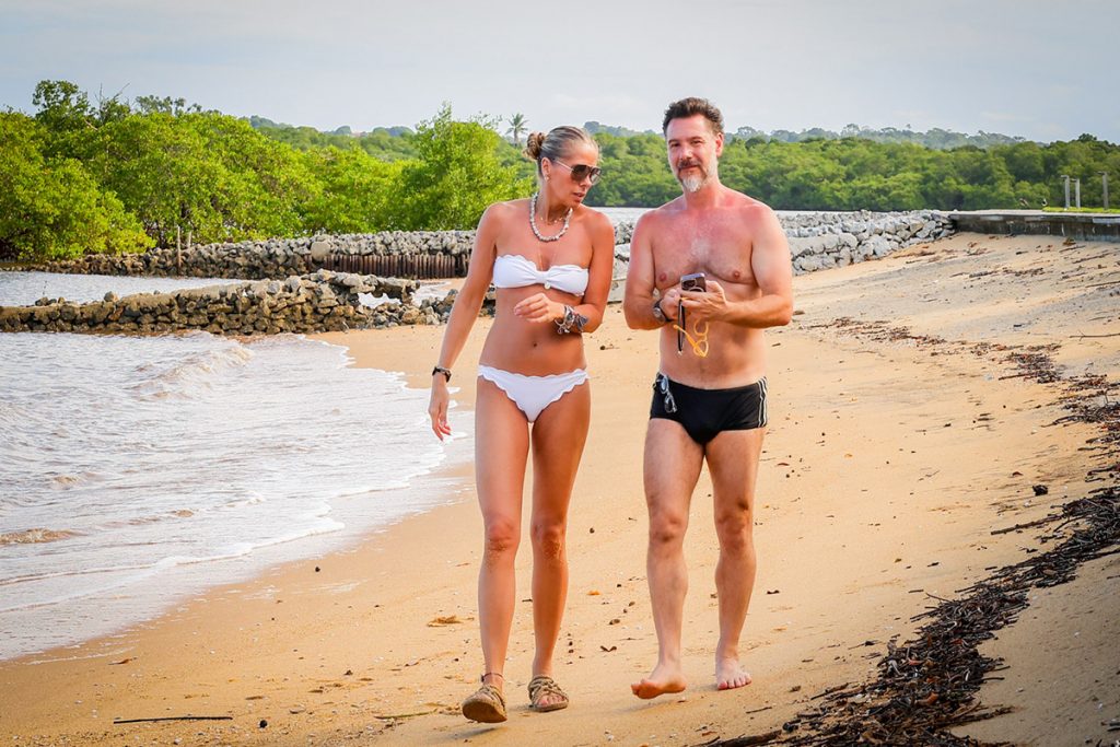 Adriane e o marido aproveitaram para caminhar à beira mar