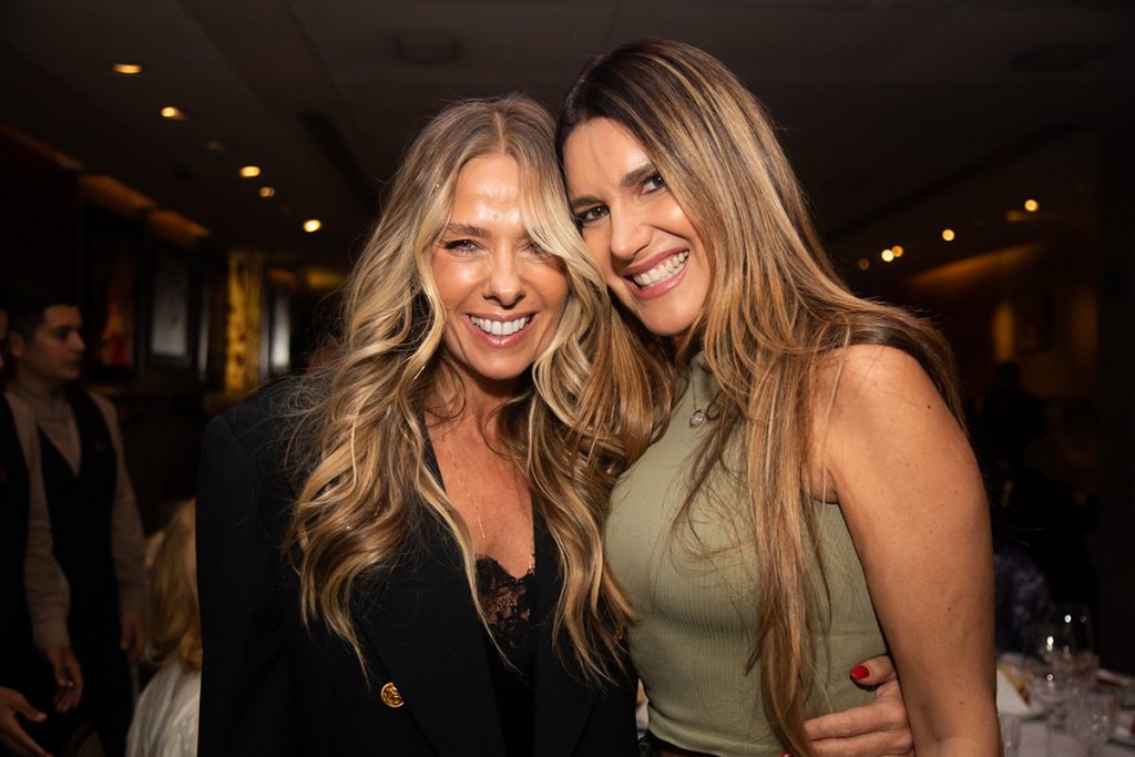 Adriane Galisteu posou com a decoradora Andréa Guimarães