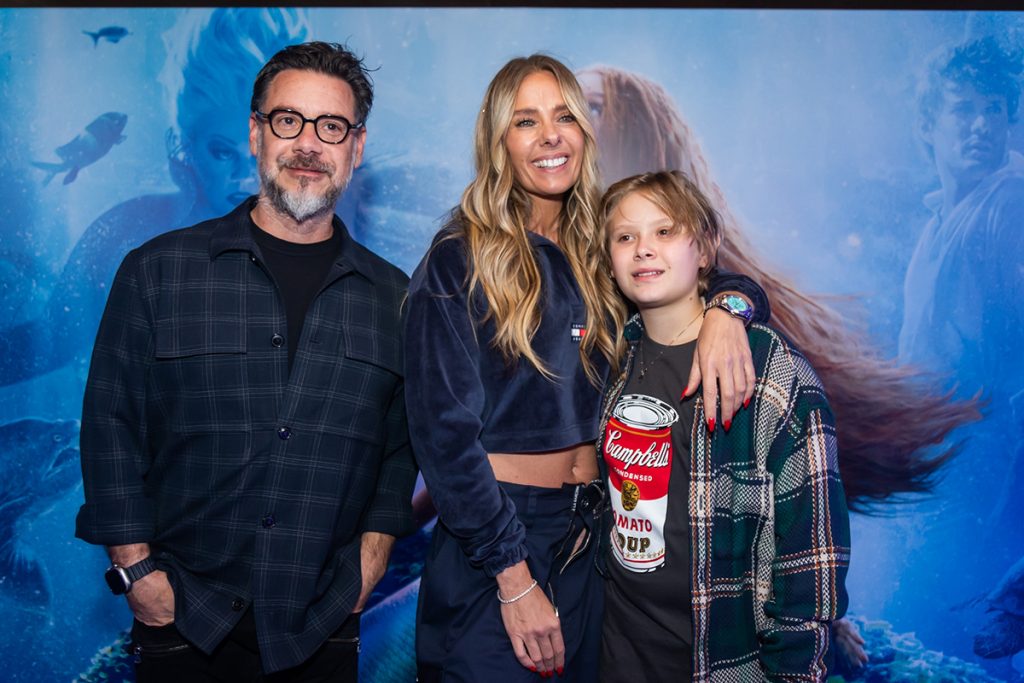 Adriane Galisteu conferiu a pré-estreia de A Pequena Sereia com o marido Alexandre Iódice e o filho Vittorio