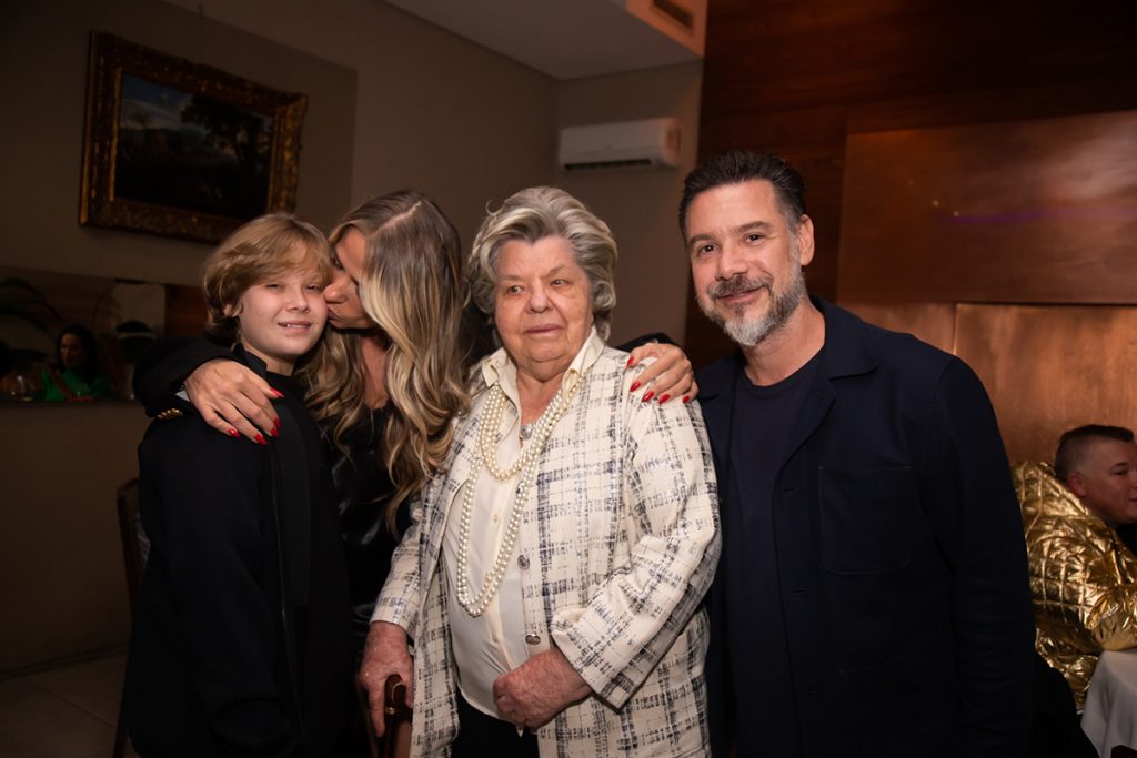 Adriane Galisteu estava acompanhada pelo marido Alexandre Iódice, a mãe Ema e o filho Vittorio