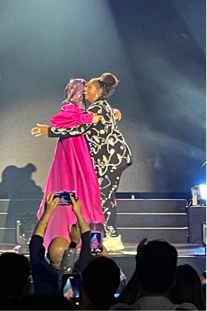 Alicia Keys e IZA abraçadas
