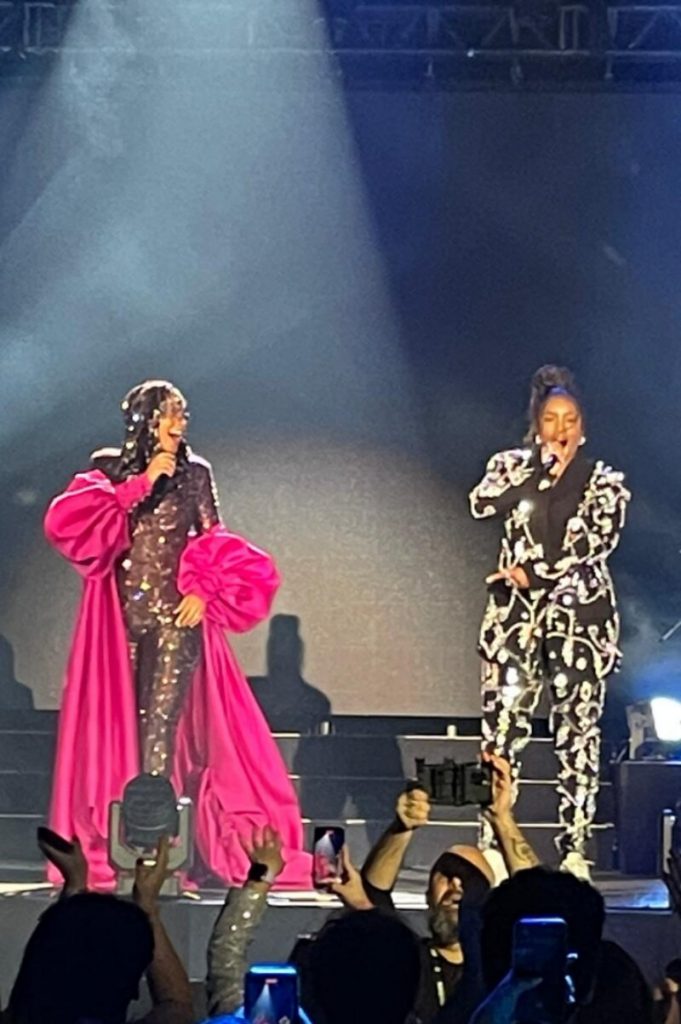 Alicia Keys e IZA cantando juntas