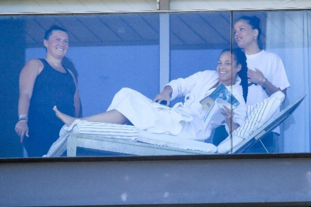 Alicia Keys disfruta de la tarde en el balcón de un hotel en Río de Janeiro