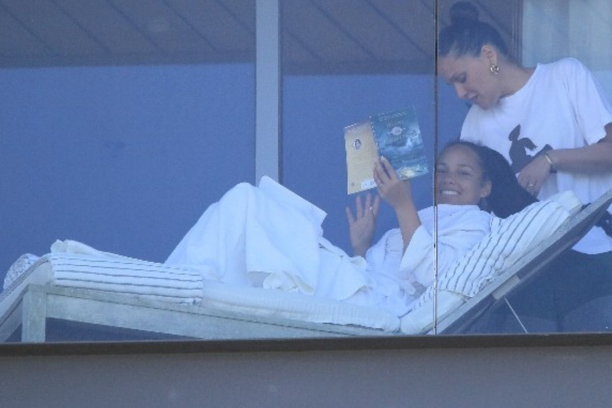 Alicia Keys disfruta de la tarde en el balcón de un hotel de Río con un ‘libro prohibido’