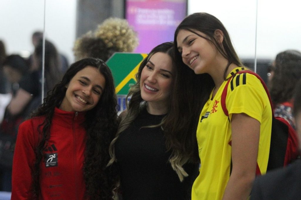 Amanda Meirelles com fãs