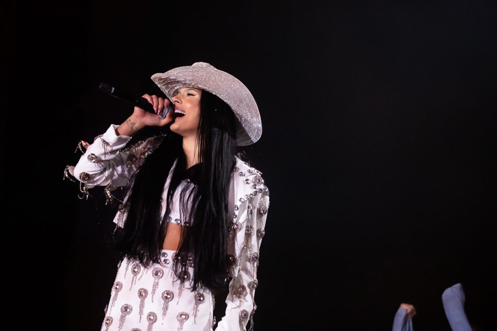 Ana Castela arrasou com um look repleto de brilho