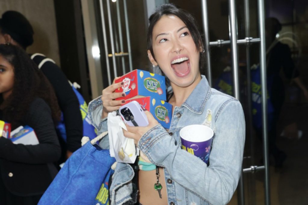 Ana Hikari se divertiu com estreia do musical Bob Esponja