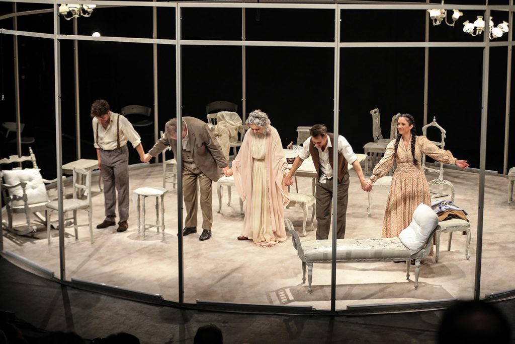 Ana Lúcia Torre e elenco agradeceram o público ao final do espetáculo