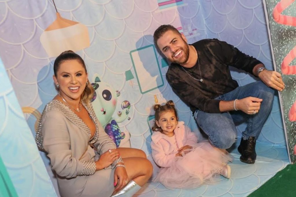 Zé Neto e Natália Toscano com a filha, Angelina