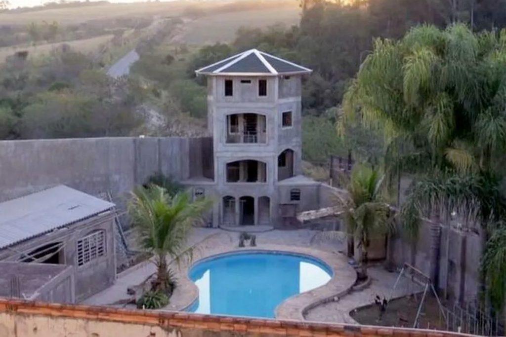 Área da piscina da mansão de José Rico