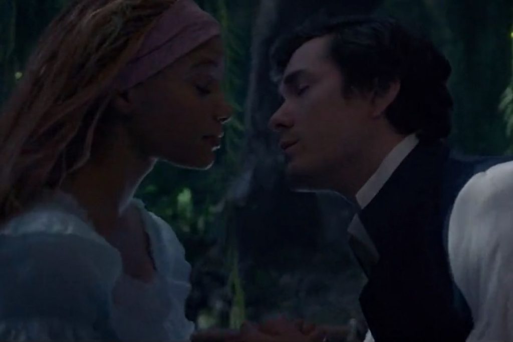 ariel e eric quase se beijando em kiss the girl