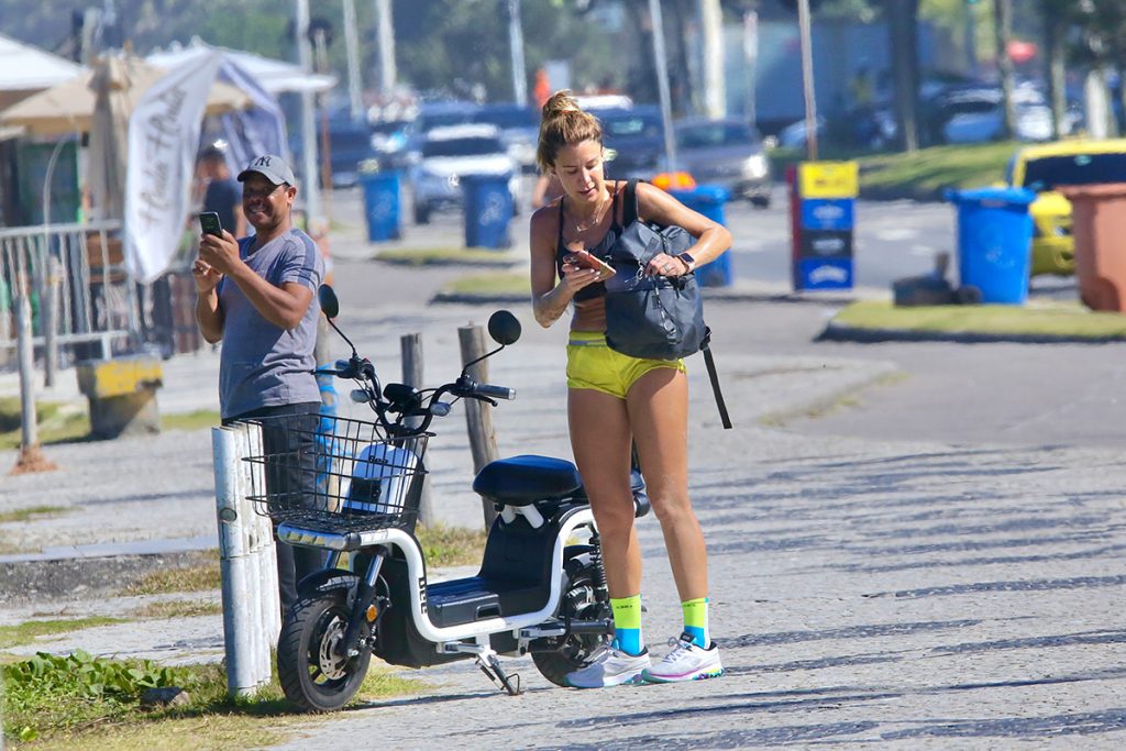 A famosa não pareceu se importar com a presença dos fotógrafos