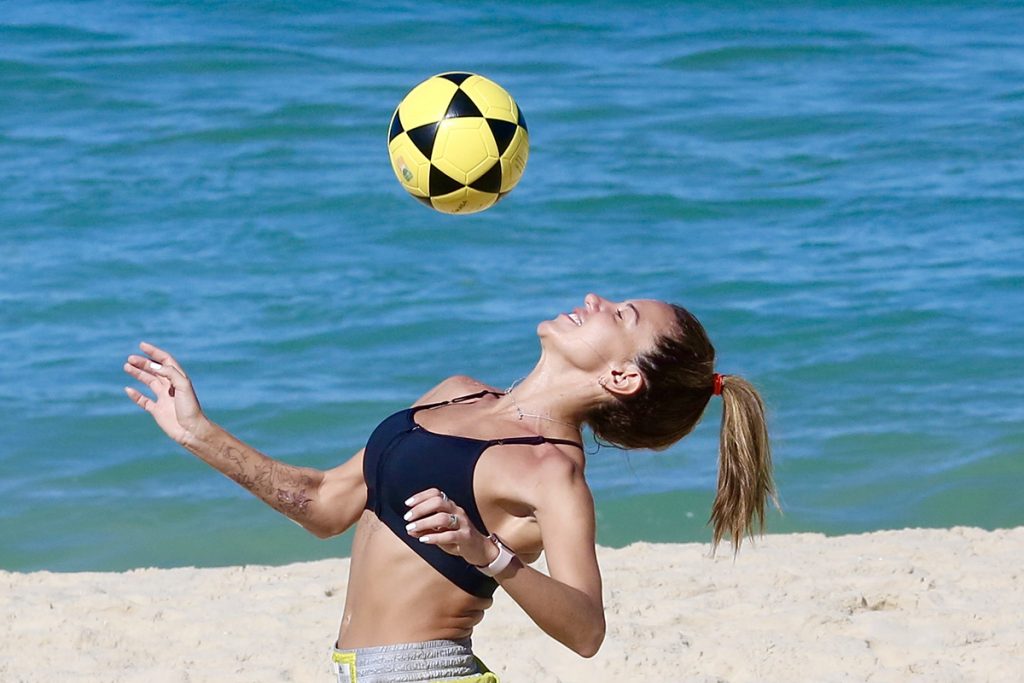 Bárbara Coelho jogou uma partida de futevôlei