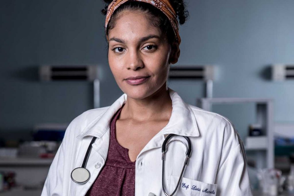 Bárbara Reis como a enfermeira Lívia de Sob Pressão