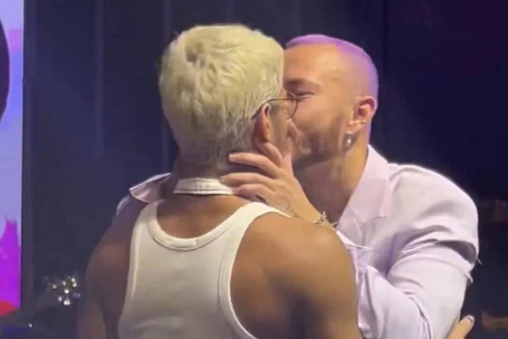 Fred Bruno beija Gabriel Santana