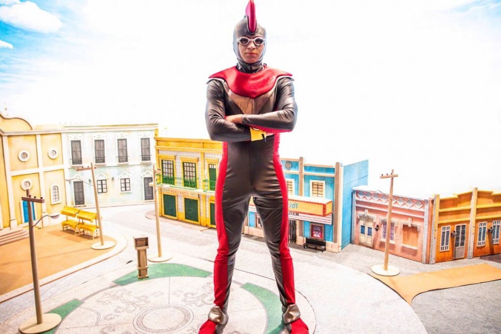 Biro Lee (Aricelenes Barroso) em cena de Cine Holiúdy