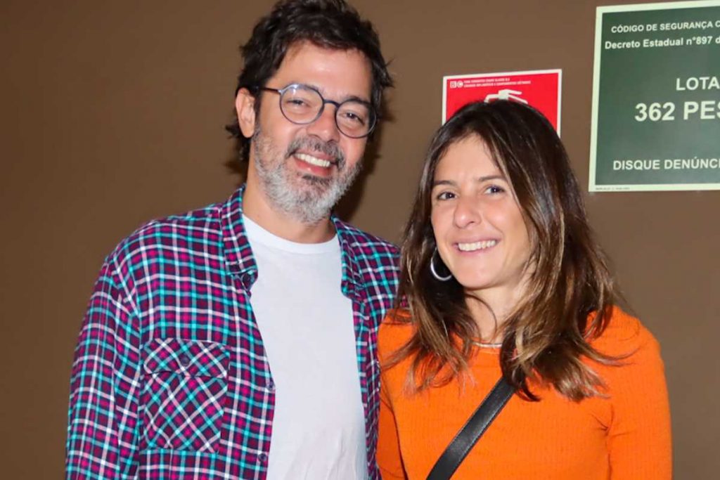 Bruno Mazzeo e esposa prestigiando Heloísa Perissé na peça A Iluminada