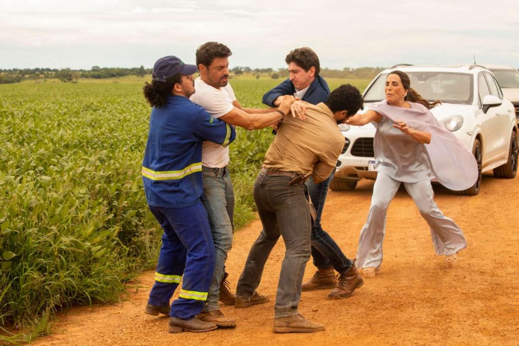 Caio (Cauã Reymond) e Daniel (Johnny Massaro) brigando por causa de Irene (Gloria Pires) em Terra e Paixão