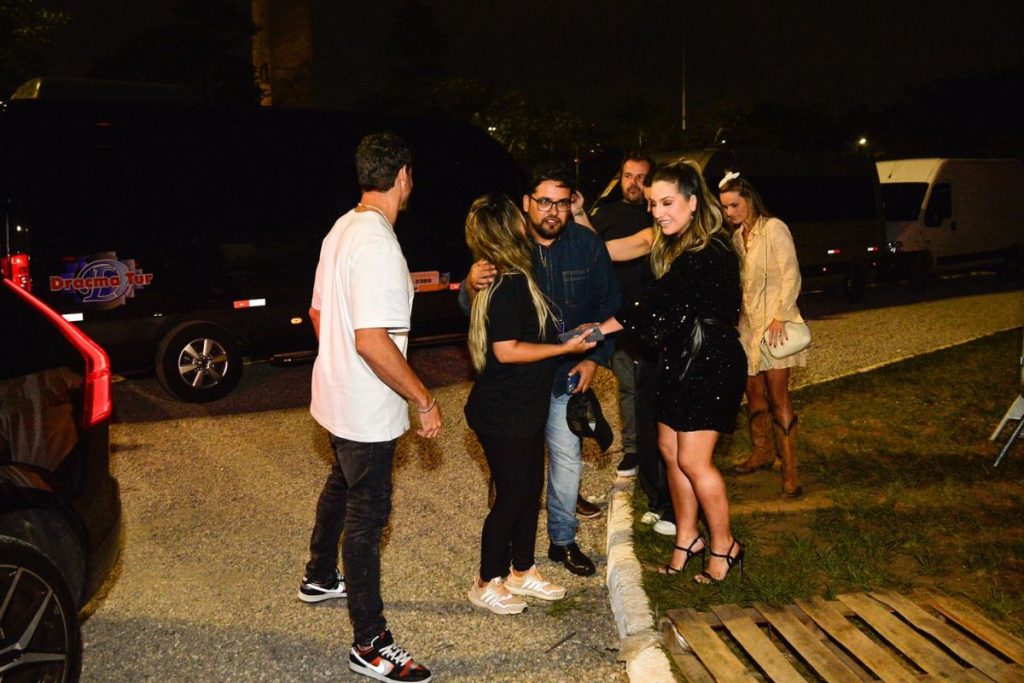 Amanda e Cara de Sapato atendem fas