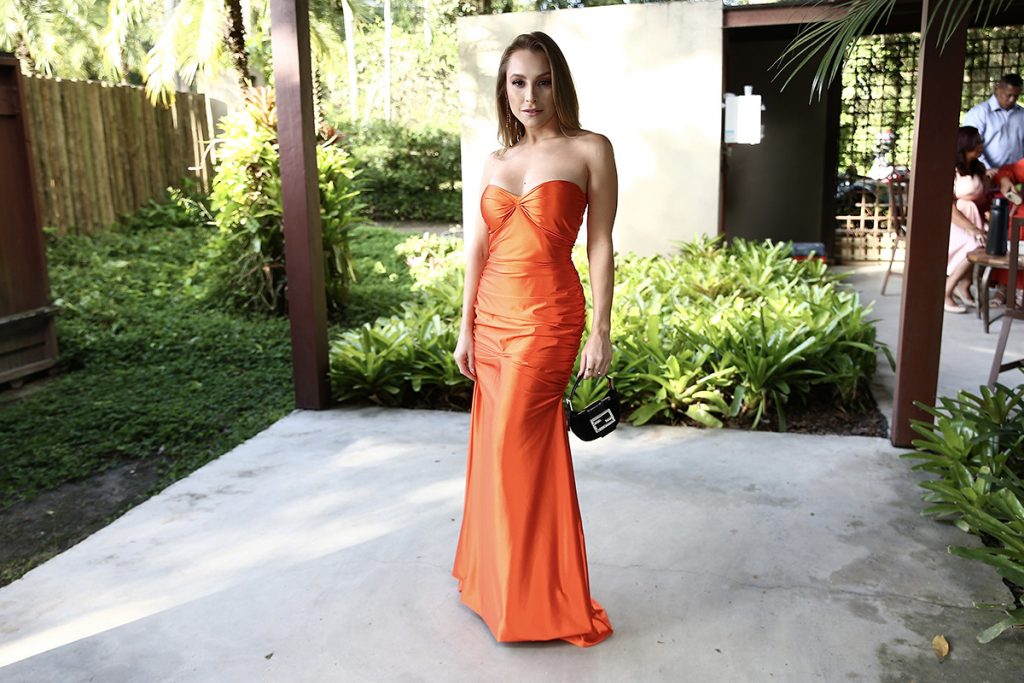 Carla Diaz arrasou com um vestido tomara-que-caia