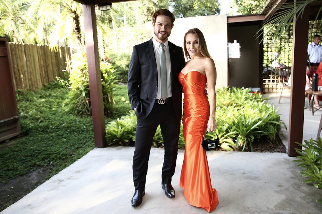 Carla Diaz posou com o noivo Felipe Becari