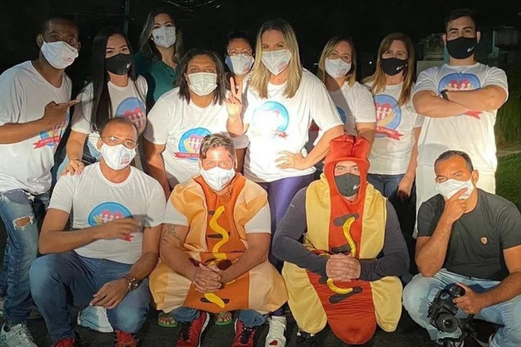 Carla Peres com equipe de arrecadação para o SOS Sul da Bahia