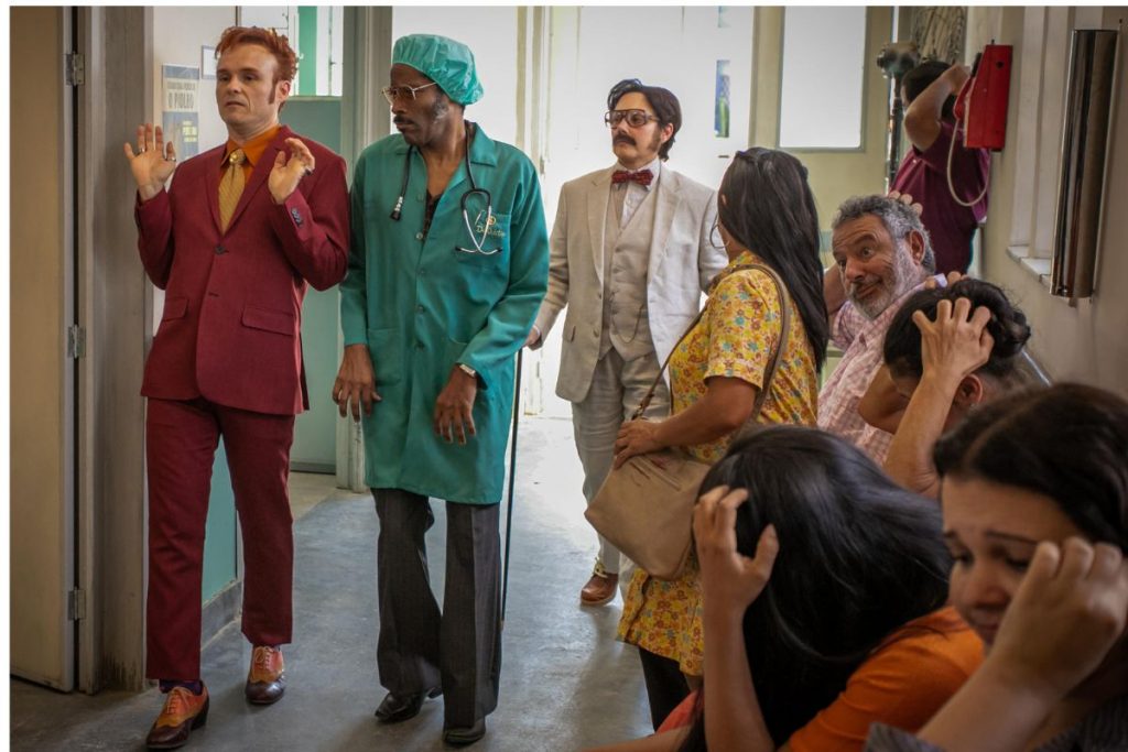 Jujuba (Gustavo Falcão) ao lado de Dr. Odílio (Flávio Bauraqui) e Tião (Heloisa Périssé) em Cine Holliúdy