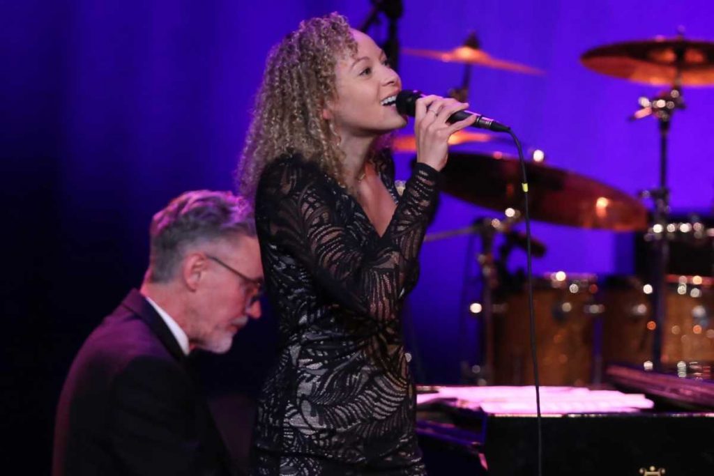 Cheyenne Elliott abrindo show da avó, Dionne Warwick