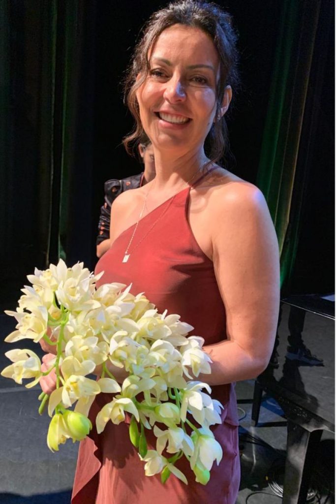 Cleo com o belíssimo arranjo de orquídeas Cymbidium